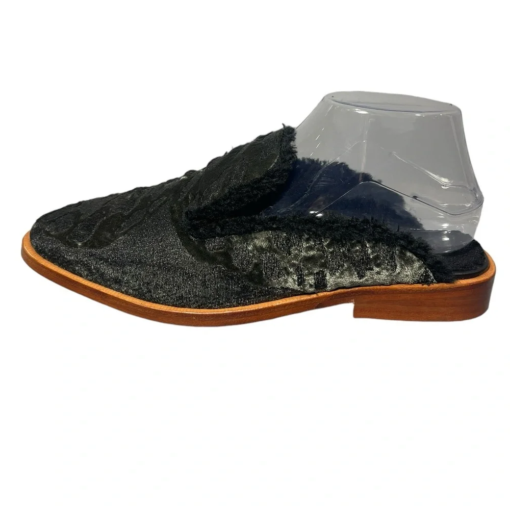 ⚡️SOLD⚡️Free People Shoes Mules Gray Black Faux Fur Velvet Flat Loafer Size 40 - Picture 2 of 16